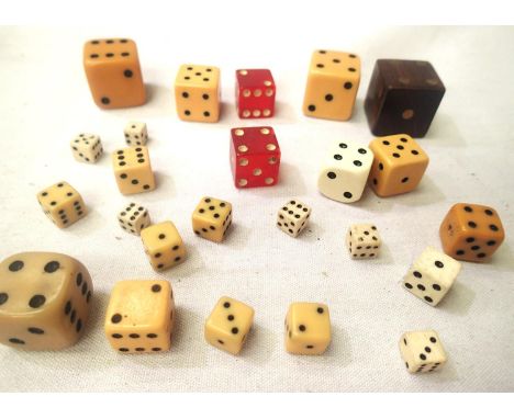 Mixed vintage dice including bone examples. P&amp;P Group 1 (£14+VAT for the first lot and £1+VAT for subsequent lots) 