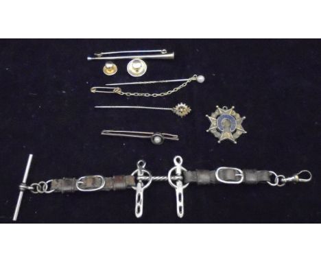 A 9 carat gold bar brooch in the form of a hunting horn together with a further gold bar brooch set with a pearl and two stoc