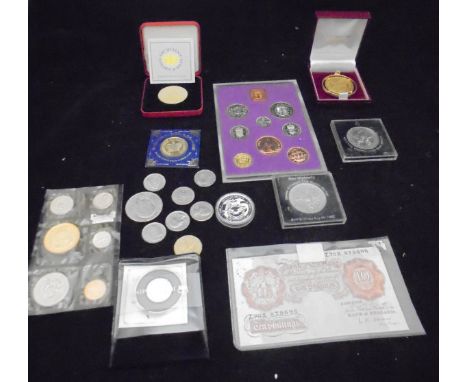 A bag containing assorted commemorative Crowns to include a 1977 gold plate Crown set in a pendant surround, 2002 The Queens 