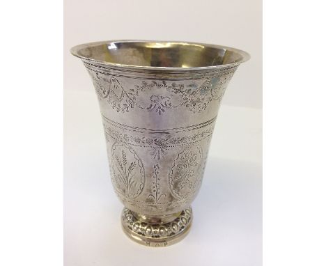 An engraved French silver beaker, decorated with simple floral patterns (136 grams).