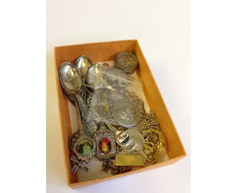A small quantity of various jewellery and silver items.