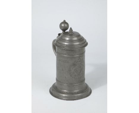Zunftkrug der Lohgerber Siebenbürgen, Kronstadt, Meister Lucas Meldt, dat. 1762 Zinn. Auf der zylindrischen Wandung zwischen 