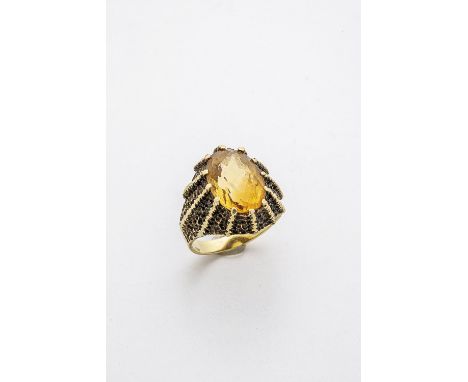 Ring mit Citrin 585-er Gelbgoldring 6,7 g. Hoch aufbauender Ringkopf mit oval facettiertem Citrin. Ringgröße 54.