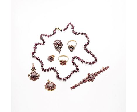 Umfangreiches Granatschmuck-Konvolut Acht teiliges Konvolut bestehend aus: 585er Gelbgoldring, 4,4 g; Tombak-Stabbrosche und 