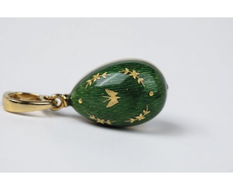 Ei-Anhänger Fabergé by Victor Mayer, E. 20. Jh. 750er Gelbgold, grünes Transluzid-Email über guillochiertem Fond mit Goldmale