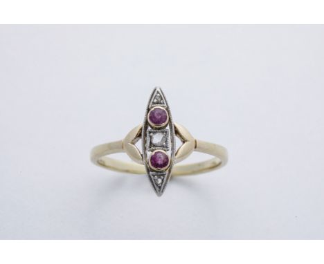 Zarter Ring um 1900 Rautenförmiger Ringkopf, besetzt mit drei kleinen Diamantrosen und zwei roten Spinell-Synthesen, aus 585e