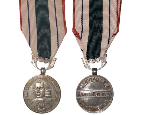 Breast Badge, 30 mm, silvered Metal, with original ornamented suspension ring and ribbon. Rare and in extremely fine conditio