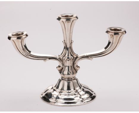 Elegant candlestick in silver with three arms, baluster model carved on base pedestal and fluted arms. Hallmarks, guarantee 8