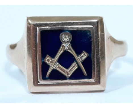 A Masonic hallmarked 9ct gold ring with swivel enamel panel, gross wt. 4.3g, size P.  