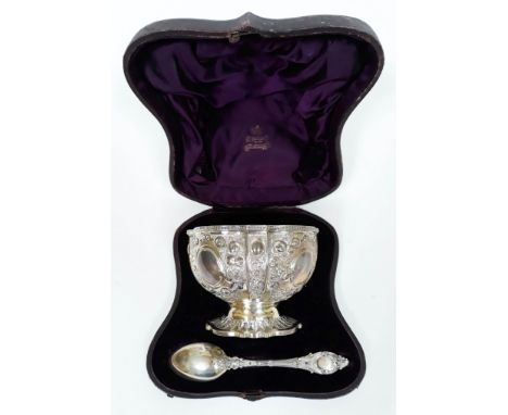 A cased Victorian repousse silver bowl and spoon, Elkington & Co (Frederick Elkington), London 1890, wt. 8oz. Condition:  Min