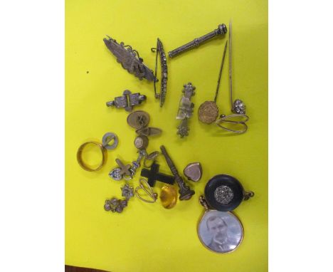 Jewellery and collectables to include a silver brooch, a pencil, a yellow metal ring, stick pins and other items 