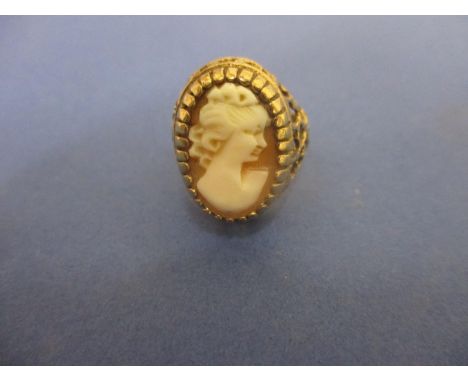 A 9ct gold cameo inset ring 