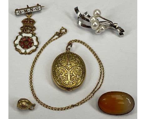 VICTORIAN &amp; LATER JEWELLERY GROUP to include a cultured pearl and possibly a white gold floral spray brooch, stamped 'WGK