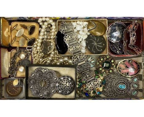 VICTORIAN &amp; LATER JEWELLERY, GENTS CUFFLINKS AND WOODEN CASED WATCH GROUP, to include a Victorian base metal oval locket,