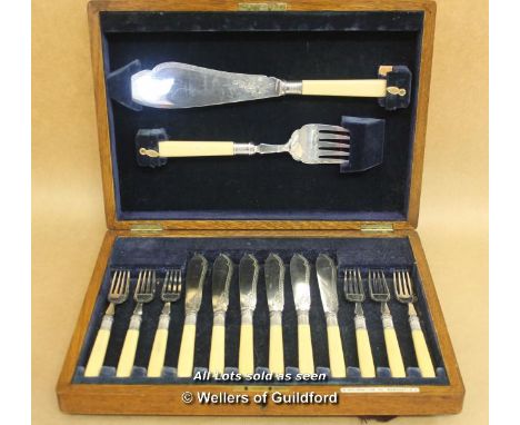 *Goldsmiths Co. Newcastle Vintage Fish Serving Cutlery, Cased 