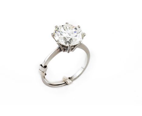 A solitary ringGoldSet with one brilliant cut diamond (ca. 3.85ct) colour K/L and clarity vvs1/vvs2Unmarked in compliance wit