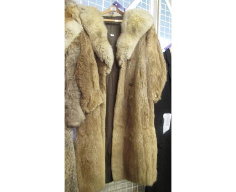 Vintage women's fur coat with fox fur collar.(B.P. 21% + VAT) 