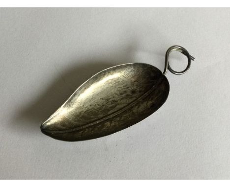 A Georgian silver caddy spoon. Approx. 6 grams. Est £20 - £30.