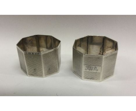 A heavy pair of engine turned silver napkin rings. London. Approx. 65 grams. Est. £20 - £30.