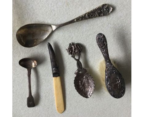 A silver caddy spoon decorated with figures together with cruet spoons etc. Approx. 68 grams. Est. £25 - £30.
