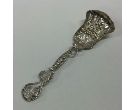 A good quality cast leaf shaped Victorian silver caddy spoon with finely pierced bowl. Birmingham 1874. Approx. 19 grams. Est