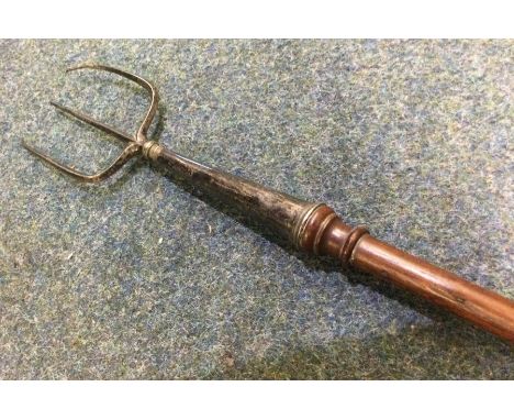 An oversized silver toasting fork. Approx. 80 grams. Est. £100 - £150.