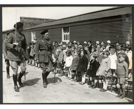 VINTAGE EARLY PRESS PHOTOGRAPH OF KING GEORGE V REVIEWS HIS TROOPS