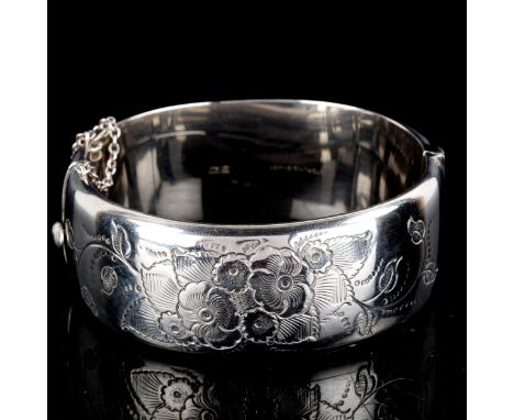 A mid-20th century silver hinged bangle, engrave floral decoration, by E Lilley & Co, hallmarks Birmingham 1965, band width 2