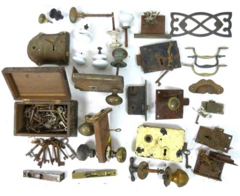 A collection of brass and ceramic doorknobs and handles, together with a collection of vintage door keys. (q)