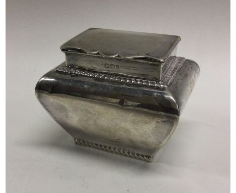 A good silver hinged top tea caddy. London 1900. Approx. 120 grams. Est. £120 - £150.
