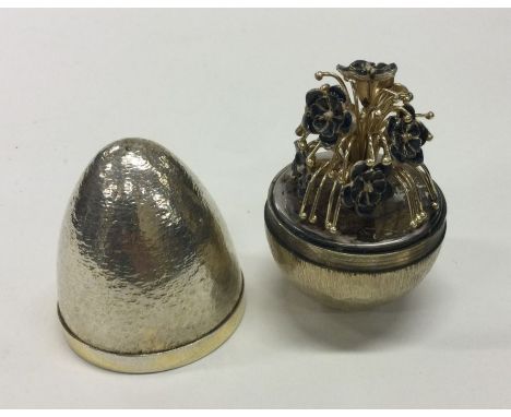 STUART DEVLIN: A silver gilt 'surprise' egg. London 1979. Approx. 126 grams. Est. £400 - £500.