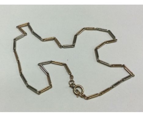 A 9 carat two colour chain with ring clasp. Approx. 10 grams. Est. £80 - £120.