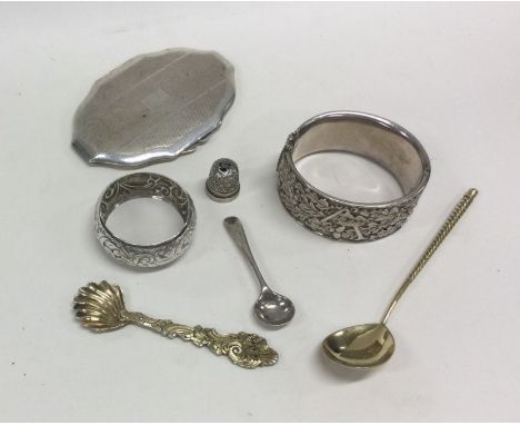 A heavy silver compact, napkin ring etc. Approx. 235 grams. Est. £30 - £50.