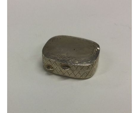 An engine turned silver hinged top snuff box. Approx. 30 grams. Est. £20 - £30.