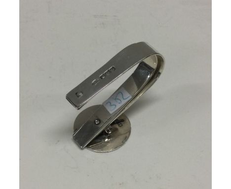 An unusual silver napkin ring on stand. Sheffield 1928. By Eugene Leclere. Approx. 27 grams. Est. £50 - £80.