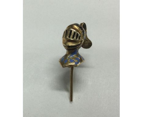 An Antique gold stick pin in the form of a knight's head. Approx. 3 grams. Est. £30 - £50.