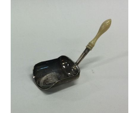 A good Georgian silver caddy scoop with turned handle. Birmingham. By IT. Approx. 8 grams. Est. £30 - £40.