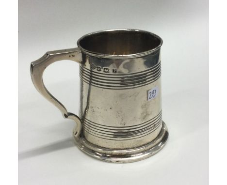 A heavy Edwardian silver tapering christening cup with reeded sides. Sheffield. Approx. 123 grams. Est. £60 - £80.