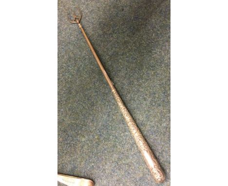 A good long tapering toasting fork with chased silver handle. London. Approx. 91 grams. Est. £25 - £30.