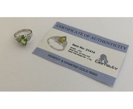 A peridot and diamond ring set in 9 carat white gold. Approx. 2.75 grams. Est. £25 - £35.