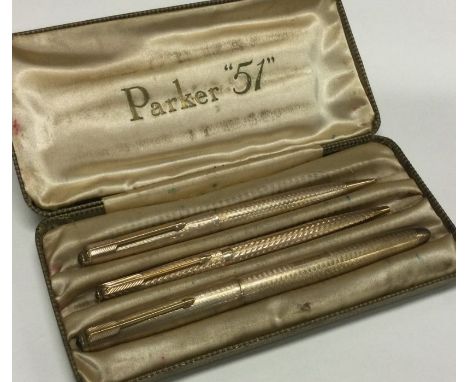 PARKER: A good set of three 9 carat pens with engine turned decoration contained within original fitted box. Approx. 71 grams