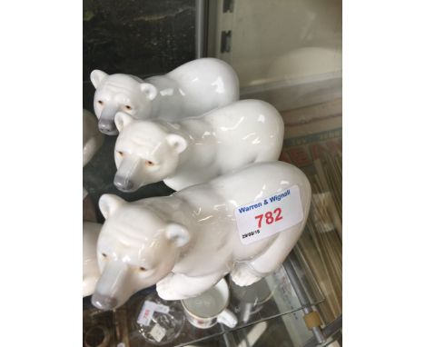 Three Lladro small polar bearsCondition: No signs of any damage or repairs, height 9.5cm, length 12cm.