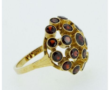 A 14ct gold vintage garnet cluster ring, size M 