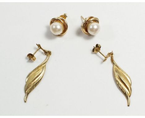 A pair of pearl and 18ct gold stud earrings together with a pair of 9ct gold feather earrings, gross 2.6g 
