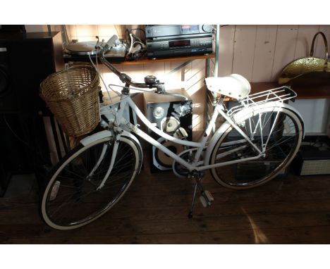 Raleigh caprice best sale bike basket