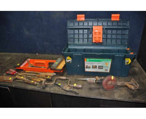 A PLASTIC TOOLBOX CONTAINING WOODWORKING TOOLS including a Record No 0151 Spokeshave, a wooden moulding plane, a Shoulder bra