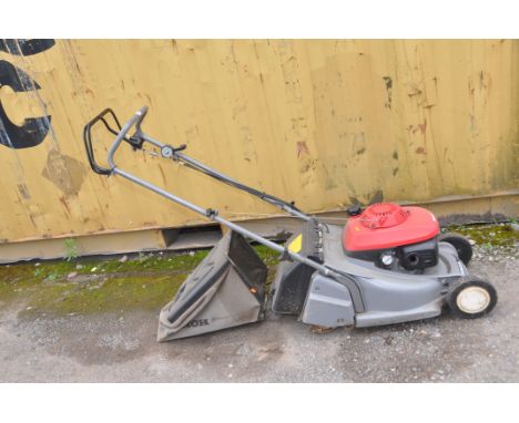 A HONDA HRB425C PETROL LAWN MOWER with grass bag (engine pulls freely but hasn't been started)