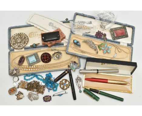 AN ASSORTMENT OF JEWELLERY, a selection of early 20th century brooches, an Art Nouveau white metal pendant, a silver ring, an