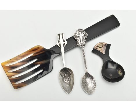 A CARVED HORN CADDY SPOON AND CUTLERY, carved horn spoon with silver mount to the handle, hallmarked Sheffield, two teaspoons