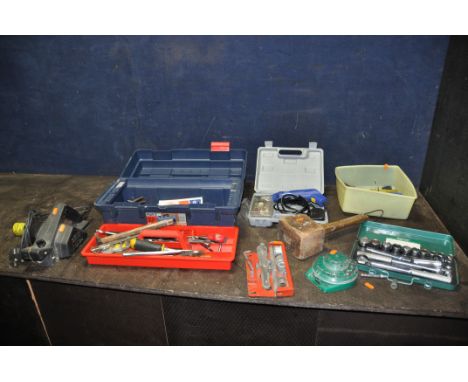 A SELECTION OF TOOLS AND A TOOLBOX including a Black and Decker BD713 electric planer (PAT pass and working), a Kamasa socket